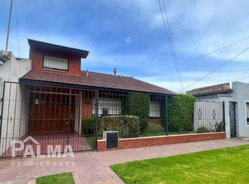 Casa de 5 ambientes, Mar del Plata · Casa Tipo Chalet de 4 Ambientes con Amplio Parque Pileta, Cochera y Quincho.