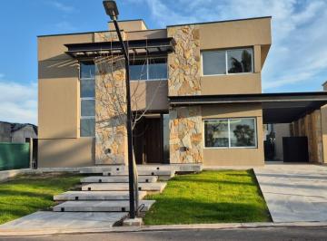 Casa · 240m² · 6 Ambientes · 2 Cocheras · Casa en Maipu