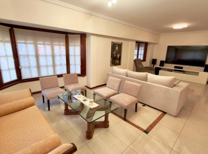 Casa · 250m² · 5 Ambientes · 1 Cochera