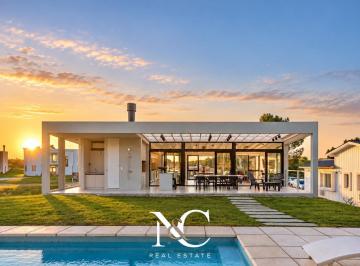 Casa · 133m² · 4 Ambientes · 2 Cocheras · Casa en Venta en Costa Esmeralda con Fondo Libre y Piscina