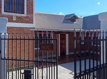 Casa · 110m² · 8 Ambientes · 2 Cocheras - Laura Dibitetti · Dueña Vende Casa Interna con Ingreso de Auto,3 Dorm.,2 Cochera