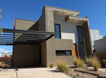 Casa de 5 ambientes, Russell · Casa en Venta C/ Cochera en Russell