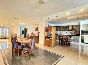 Casa · 389m² · 5 Ambientes · 1 Cochera · Constitucion 2800 - San Cristobal - Casa con 4 Dorm., Dep. Playroom, Jardin y Piscina - Venta