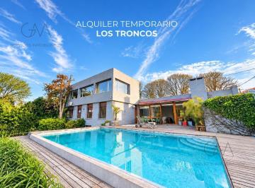 Casa · 310m² · 7 Ambientes · Casa de 7 Ambientes en Alquiler Temporal en Los Troncos