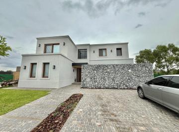 Quinta vacacional · 259m² · 4 Ambientes · Casa Quinta en Alq. Temporario en San Fermin, Don Torcuato, Tigre