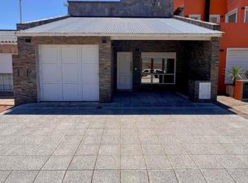 Casa de 5 ambientes, Claromecó · Gran Casa de 5 Habitaciones, con Pileta Climatizada y Fogón. Magnífica Ubicación