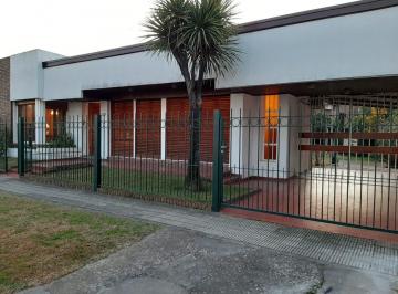 Casa de 5 ambientes, La Plata · Casa en Tolosa con Parque y Pileta – Lote 20 X 26