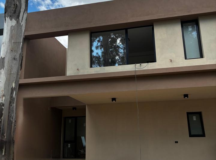 Casa · 185m² · 3 Dormitorios · 2 Cocheras