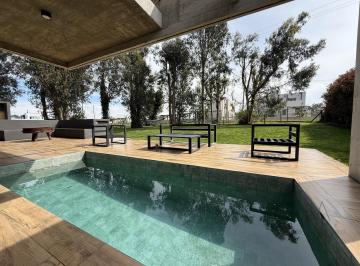 Casa · 190m² · 4 Ambientes · Casa en Alquiler – Barrio Arenas del Sur