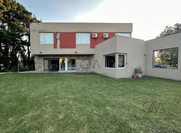 Casa · 220ha · 4 Ambientes · Casa en Alquiler Temporada Rumenco