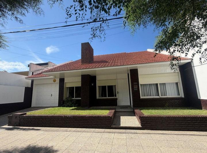 Casa · 295m² · 8 Ambientes · 1 Cochera
