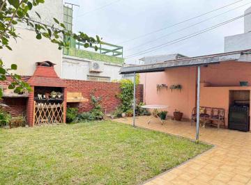 Casa · 156m² · 4 Ambientes · 1 Cochera · Venta Casa en Caseros 4 Ambientes. Jardin - Cochera