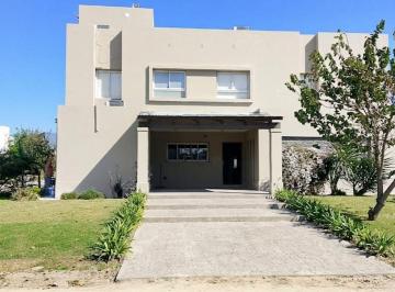 Casa · 330m² · 6 Ambientes · 2 Cocheras · Casa en Venta 4 Dorm Country La Herencia