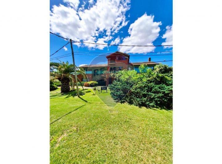 Casa · 401m² · 4 Ambientes · 2 Cocheras