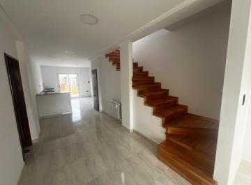 Casa · 104m² · 4 Ambientes · 1 Cochera · Venta Duplex 3 Dorm. B°la Casona Ll Plottier