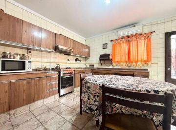 Casa · 180m² · 5 Ambientes · 1 Cochera · Casa 5 Amb - Cochera - Patio V. Alsina Apto Credito