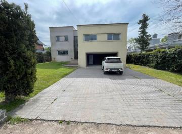 Casa · 250m² · 4 Ambientes · 1 Cochera · Casa en Venta Parque Las Naciones Guernica