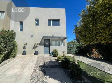 Casa · 105m² · 4 Ambientes · 2 Cocheras · Venta Casa Barrio La Peregrina