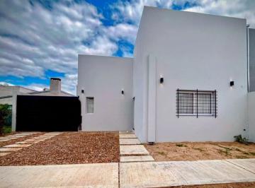 Casa de 4 ambientes, Concordia · Moderna Casa a Estrenar con Amplios Espacios Verdes