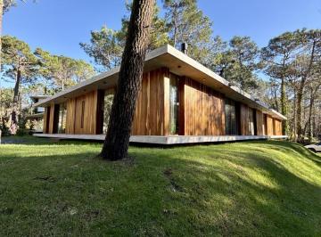 Casa · 248m² · 5 Ambientes · 1 Cochera · Casa en Carilo Cerezo