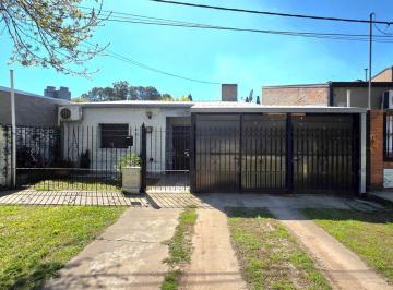 Casa · 140m² · 4 Ambientes · 1 Cochera · Hermosa Casa en La Ciudad de Recreo