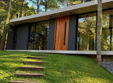 Casa · 210m² · 5 Ambientes · 1 Cochera · Casa Carilo