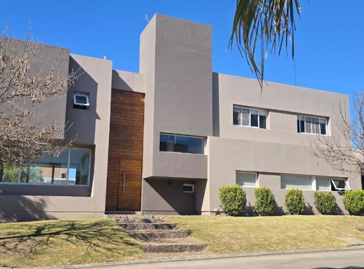 Casa · 260m² · 3 Dormitorios · 2 Cocheras