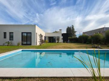 Casa · 223m² · 4 Ambientes · 1 Cochera · Casa en Venta en Area 60 La Victoria