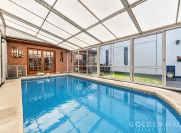 Casa · 287m² · 5 Ambientes · 3 Cocheras · Casa 5 Ambientes con Pileta Climatizada in Out y Gran Quincho en Monte Castro