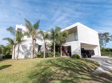 Casa · 580m² · 8 Ambientes · 3 Cocheras · Casa Moderna Exclusiva en Country