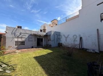 Casa · 100m² · 3 Ambientes · Venta Casa 3 Ambientes con Cochera y Jardin