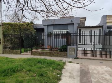 Casa · 137m² · 6 Ambientes · 1 Cochera · Venta de Casa con Cochera y Jardin