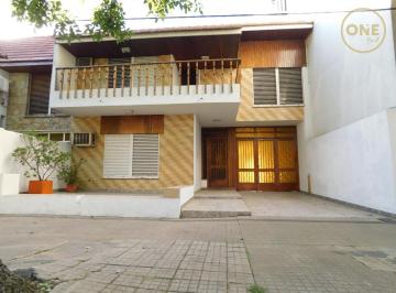 Casa · 355m² · 8 Ambientes · 4 Cocheras · Casa de 3 Dorm. en Barrio Norte