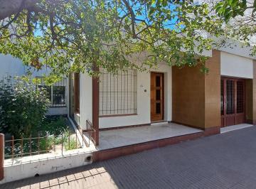 Casa · 128m² · 4 Ambientes · 1 Cochera · Casa en Santa Rosa
