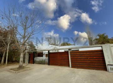 Casa · 211m² · 6 Ambientes · 2 Cocheras · Casa en Alquiler en Gonnet Entre Caminos de 5 Dorm.