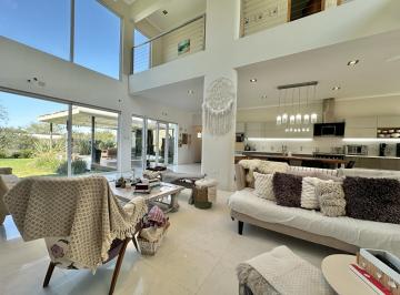 Casa · 297m² · 5 Ambientes · 6 Cocheras · Casa de 3 Dorm. en Venta - Lomas de City Bell