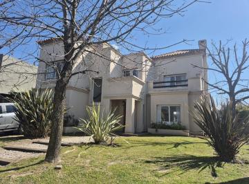 Casa · 221m² · 5 Ambientes · 2 Cocheras · Venta Casa a La Laguna en San Agustín Muelle y Amplios Espacios Exteriores. Apto Crédito.