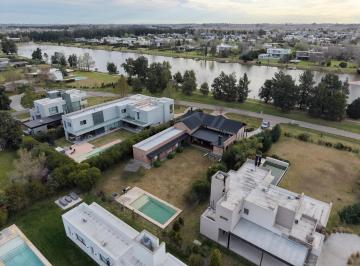 Casa · 1096m² · 3 Dormitorios · 2 Cocheras · Puerto Roldan - Hermosa Casa Frente Al Lago!