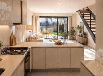 Casa · 101m² · 3 Ambientes · 2 Cocheras · Hermoso Triplex en Alquiler con Jardin y Parrilla en Santa Ana Joven