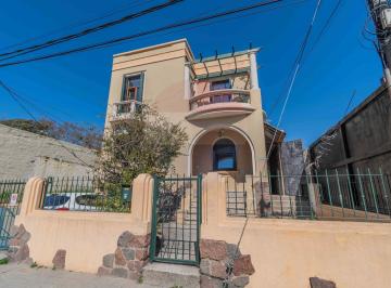 Casa · 236m² · 5 Ambientes · 1 Cochera · Venta Casa 3 Dorm. Servicio Garage Jardín
