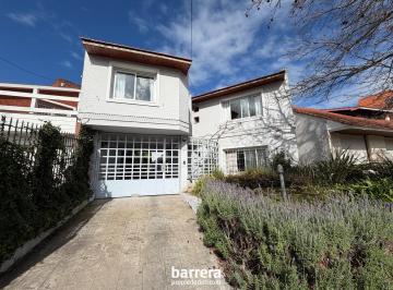 Casa · 300m² · 5 Ambientes · Excelente Chalet de 4 Dorm. en Los Troncos, con Parque, Pileta y Quincho