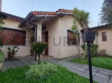 Casa · 132m² · 3 Ambientes · 1 Cochera · Venta Casa con Jardín, Quincho y Garage en Ezpeleta – Lote 10 X 30