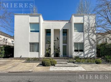Casa · 412m² · 4 Dormitorios · 3 Cocheras · Excelente Casa en Venta en El Barrio Cerrado Las Victorias.