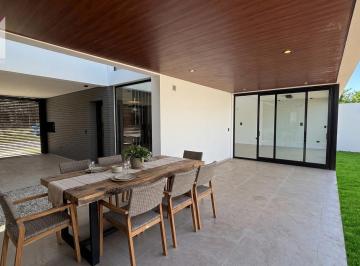 Casa · 250m² · 8 Ambientes · 2 Cocheras · Casa en Venta en Campo Chico. 3 Dorm.. Gran Patio. Frente a Espacio Verde