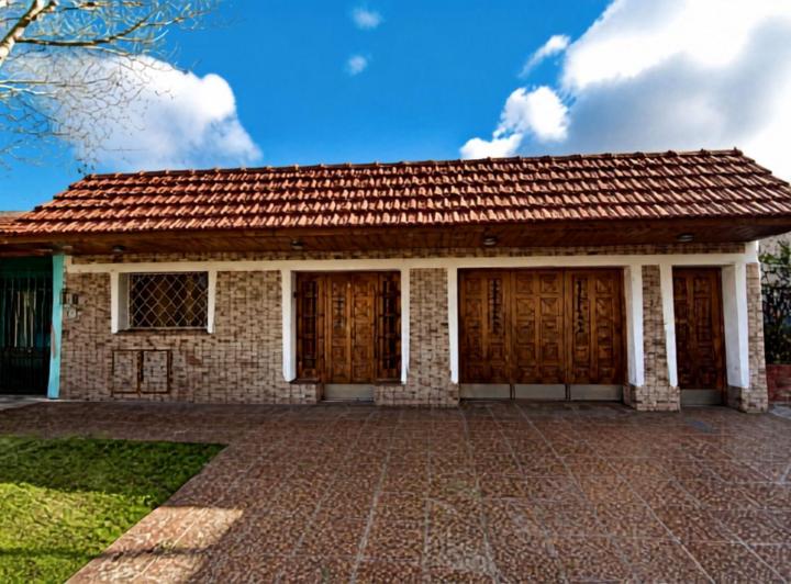 Casa · 180m² · 8 Ambientes · 1 Cochera