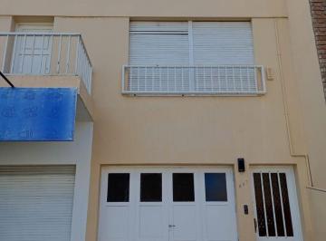 Casa de 6 ambientes, Neuquén · Se Alquila Propiedad Muy Amplia, Apta Oficinas o Uso Empresarial, Planta Alta y Cochera