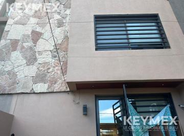 Casa · 168m² · 3 Ambientes · 1 Cochera · Casa en Alquiler con Pileta y Cochera