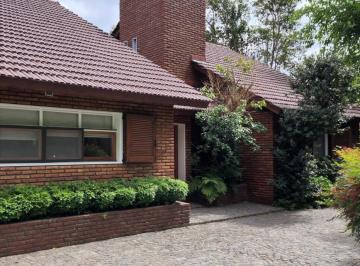 Casa · 304m² · 7 Ambientes · 1 Cochera · Casa en Alquiler Temporario en Highland Park
