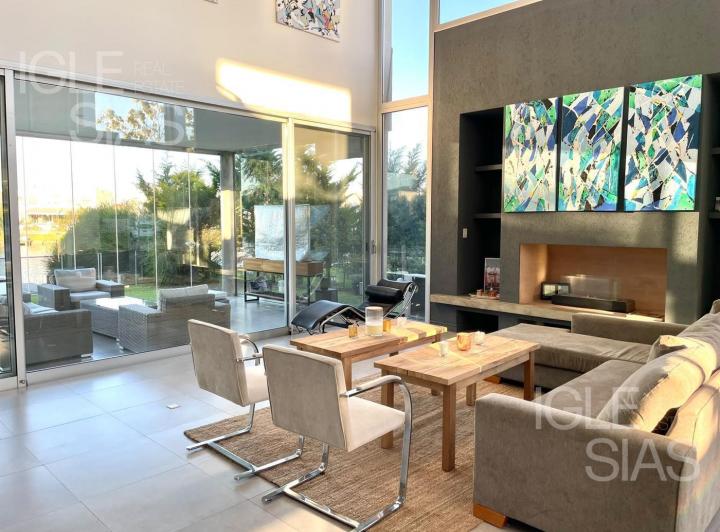 Casa · 360m² · 5 Ambientes · 2 Cocheras