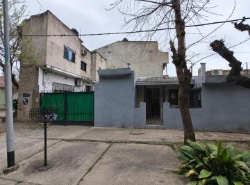 Casa de 6 ambientes, Avellaneda · Propiedad en Esquina con Dos Viviendas Independientes en Sarandí